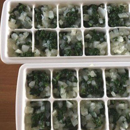 かぶや大根、小松菜を細かく切って作りました。色々な野菜があるといい旨味がでそうです＾＾　たくさん食べてくれるといいな。ありがとうございました。